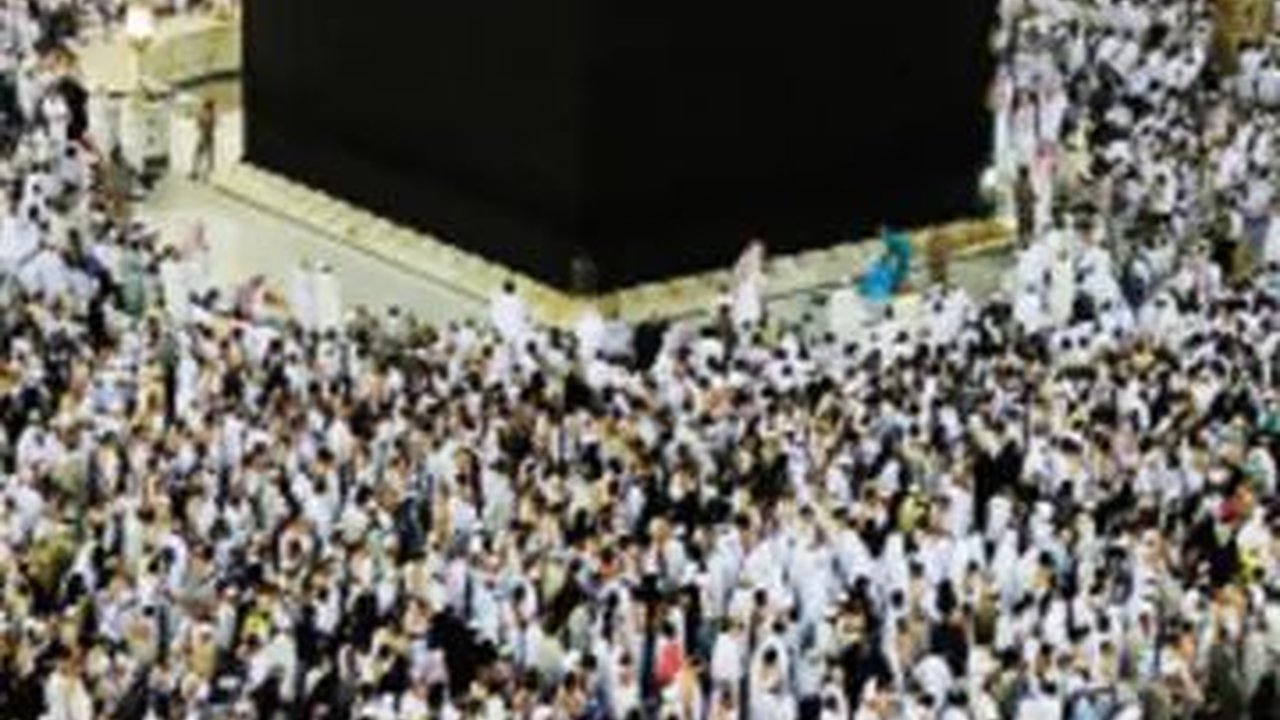 Momen Ratusan Warga Jember Berebut Cium Kain Penutup Ka'bah, Penuh Haru