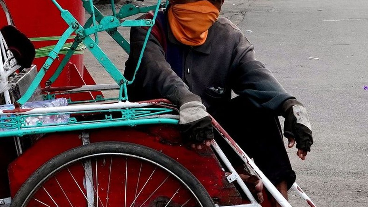 Viral Momen Wanita Tak Dikenal Beri Amplop ke Tukang Becak di Solo, Ternyata Ini Isinya