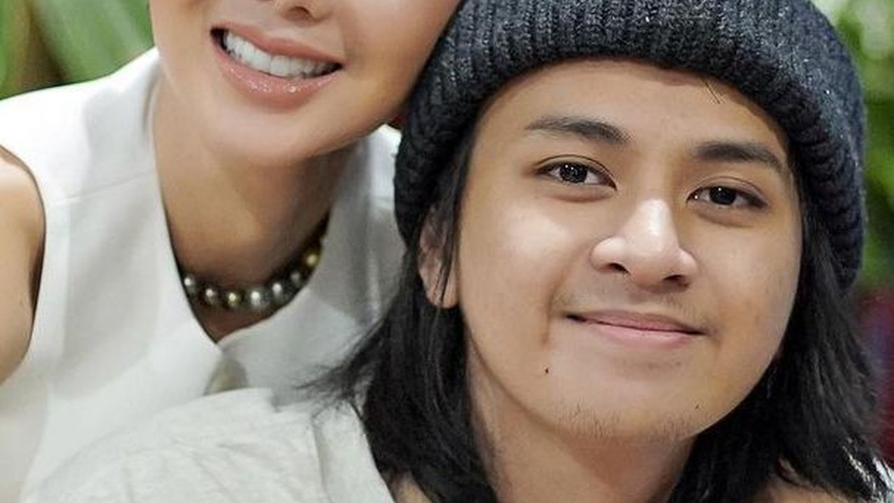 Potret Anak Cowok Yuni Shara Kini Sudah Berusia 21 Tahun, Sosoknya Ganteng Berambut Gondrong