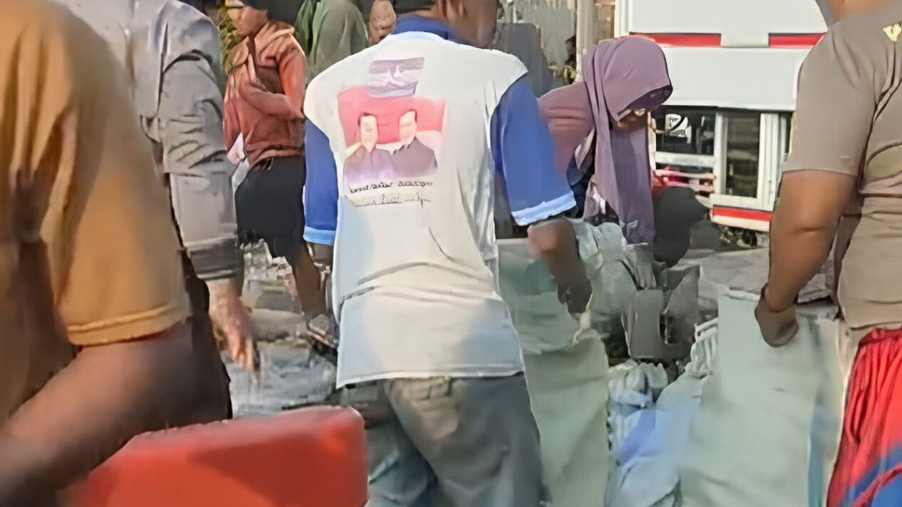 Susu Kaleng dari Truk Kecelakaan di Indramayu Ternyata Dibagikan Gratis, Begini Faktanya