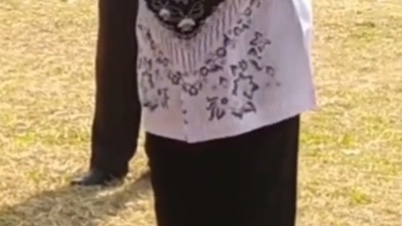 Dapat Hadiah dari Pak Purnomo Polisi Baik, Ini Sosok Guru Viral Dirigen 'Powerful'