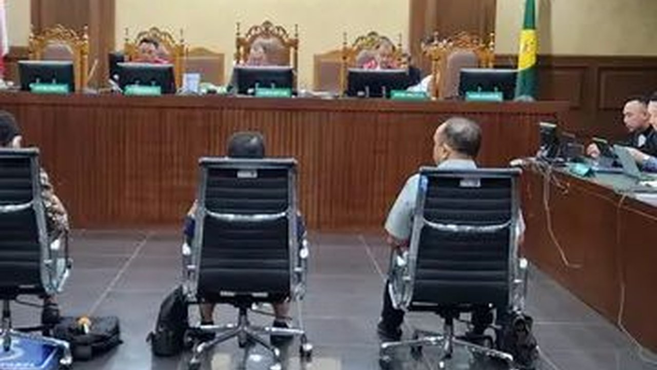 Hakim Tipikor 'Semprot' Eks Petinggi BAKTI Kominfo, Geram Tahu 2 Ribu Lebih Proyek BTS Tidak Disurvei