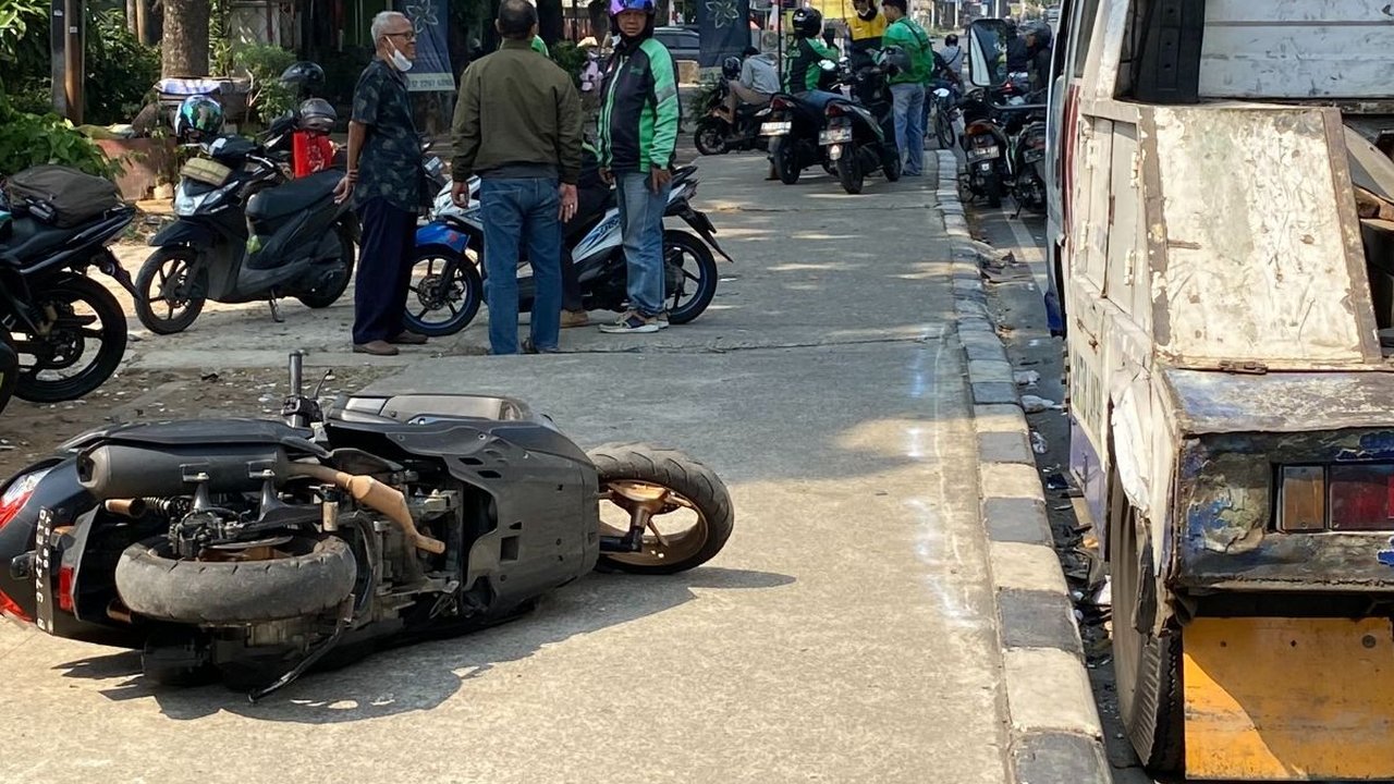 Kronologi Truk Bermuatan Batu Bata Tabrak Pemotor Lawan Arah di Lenteng Agung