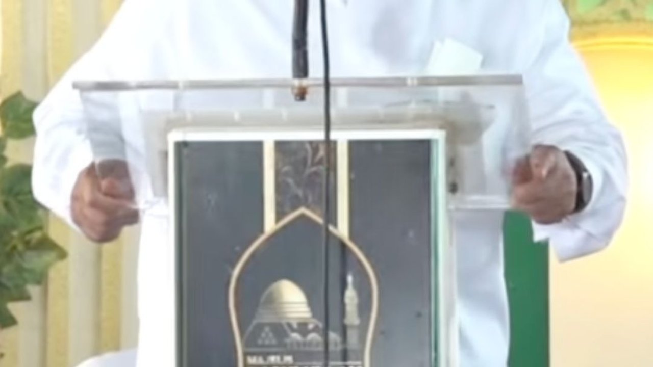 Tuai Pujian, Adab Prabowo Geser Podium Agar Tak Membelakangi Para Ulama