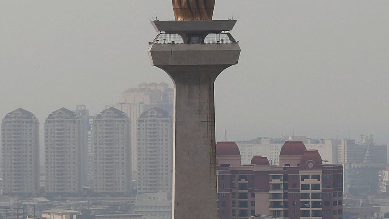 FOTO: Tak Ada Awan, Hujan Buatan untuk Tekan Polusi Udara di Jakarta Belum Bisa Dilakukan