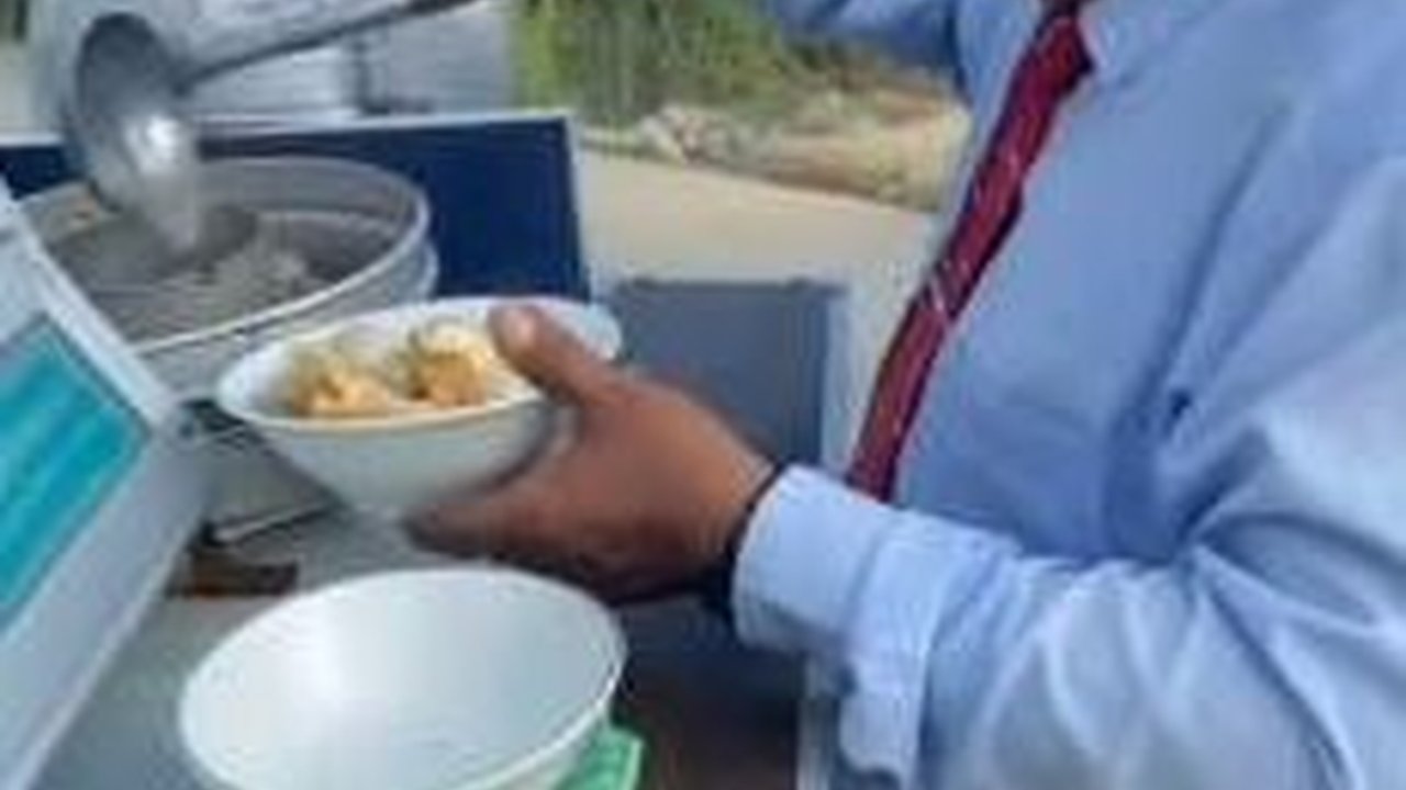 Kelas! Abang Penjual Bakso Keren Berdasi, Enggak Kalah Sama Pekerja Kantoran