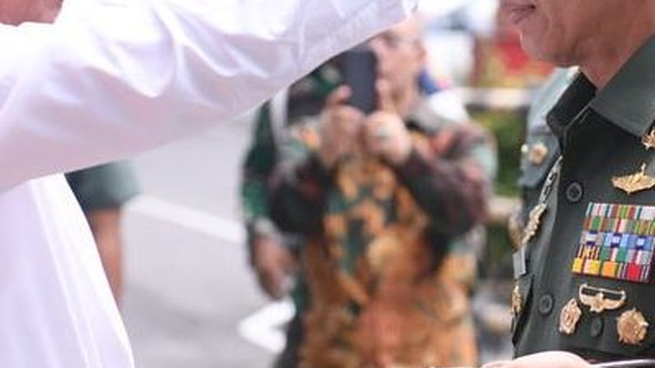 Momen Eks Pangkostrad Sambut Jenderal Bintang 2 TNI, Pakaikan Ikat Kepala Khas Sumatera Utara