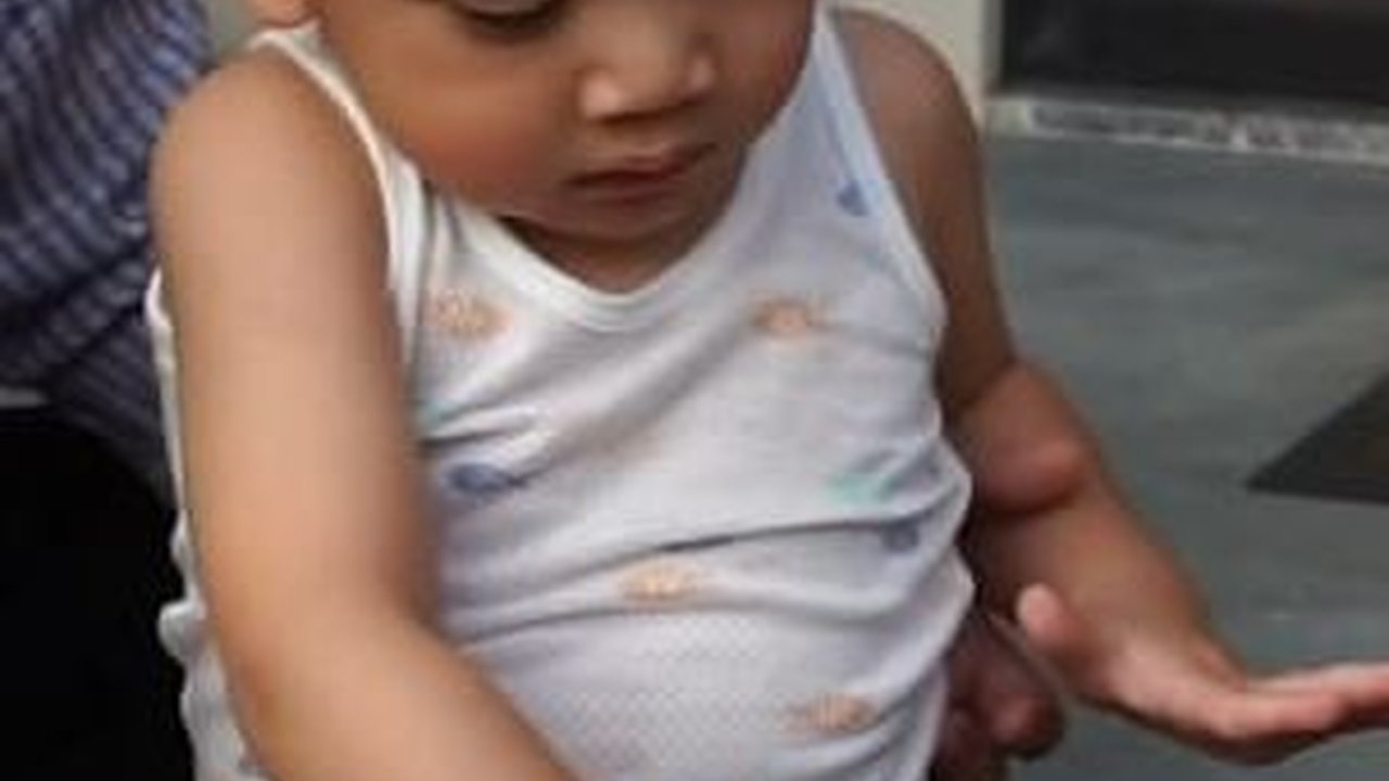 Gaya Si Bungsu Rayyanza Pakai Singlet Lesehan di Depan Rumah Sambil Ngerujak, Gemesin Abis!