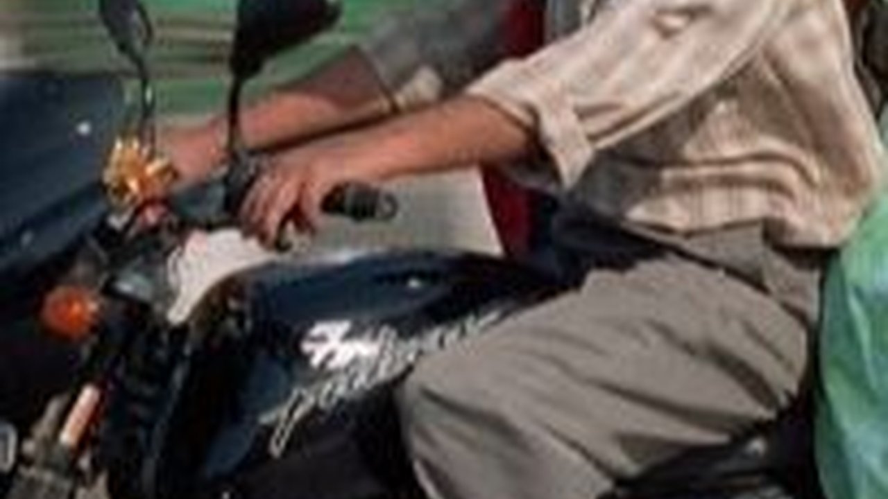 Aksi Pemotor Nekat Tinggalkan Pacar demi Hindari Tilang Polisi, Warganet 'Fix Putus!'