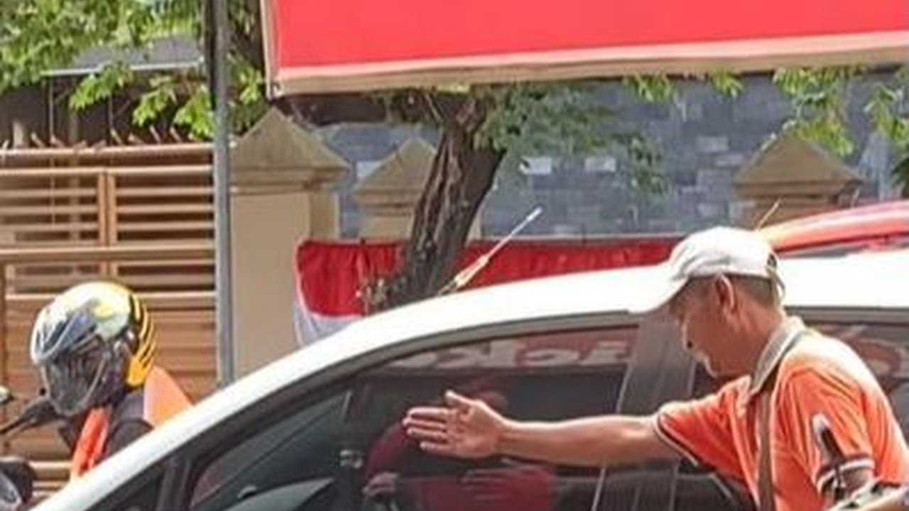 Telaten dalam Bekerja dan Murah Senyum, Aksi Tukang Parkir Ini Banjir Pujian