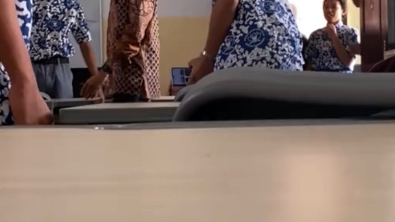 Viral Murid Bikin Prank Berkelahi di Depan Guru, Warganet: Aktingnya Totalitas