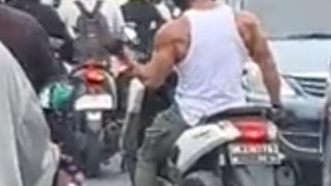 Video Viral Bule Angkat Barbel di Tengah Jalan Bali, Aksinya Curi Perhatian