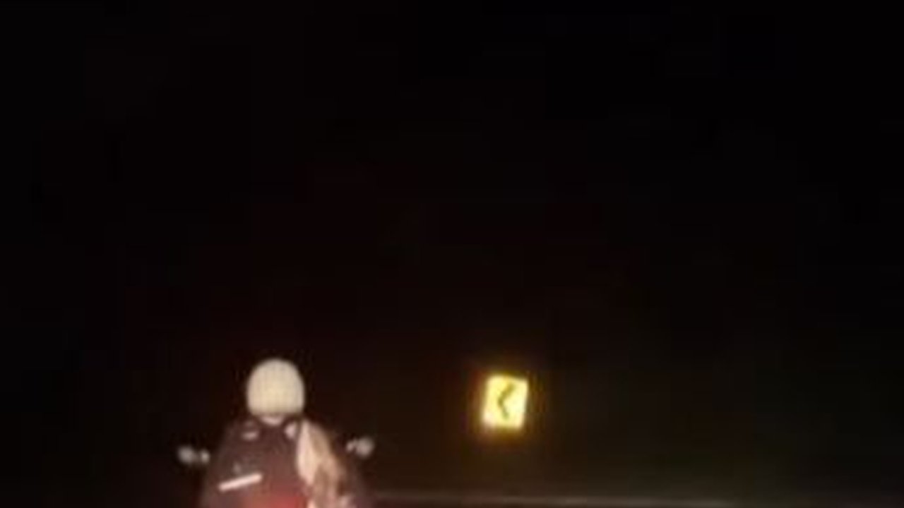 Viral Pengendara Mobil Rela Jalan Lambat di Belakang Motor Bapak Ini, Aksinya Banjir Pujian