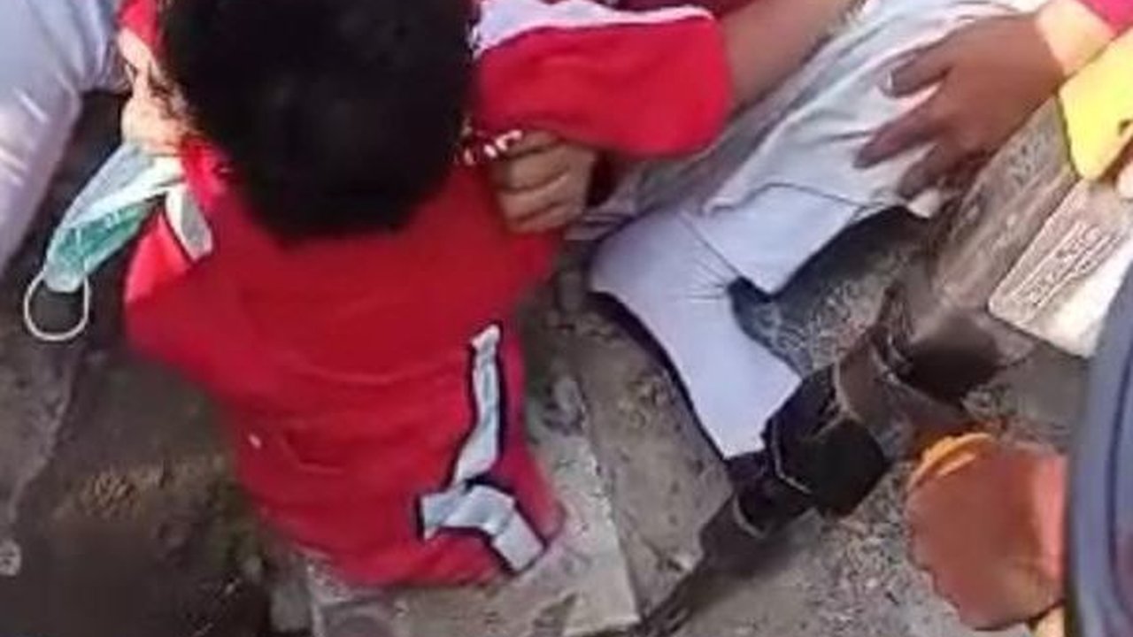 Cerita Dongeng Petugas Damkar bikin Balita Ini Lupa Kakinya 'Nyangkut' di Lubang Tiang