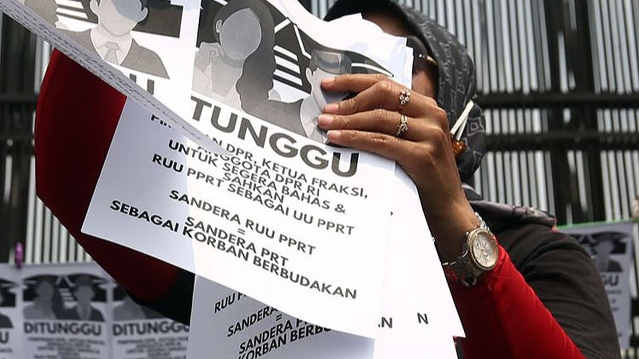 FOTO: Aksi Massa PRT Gantung Jemuran di Depan Gedung DPR Tuntut RUU PPRT Disahkan