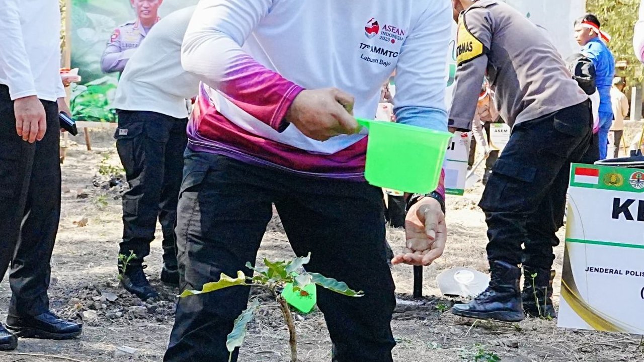 Kapolri Ajak Delegasi AMMTC Tanam Pohon di Taman Nasional Komodo, Pecahkan Rekor MURI