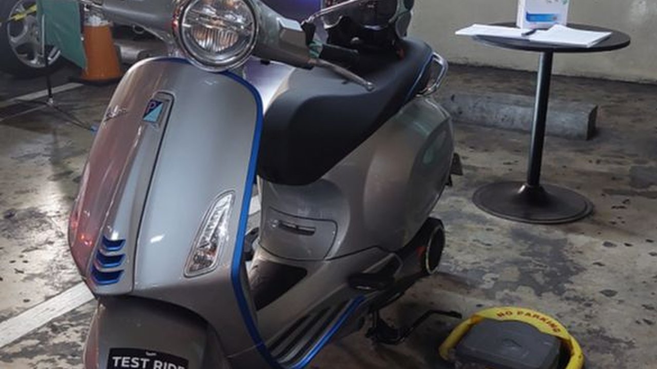 Begini Rasanya Mengendarai Vespa Listrik Seharga Mobil Keluarga
