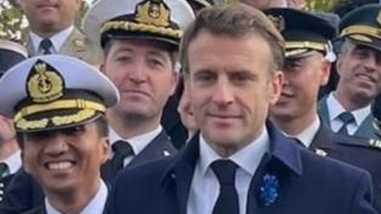 Mayor Akhmad Sen Sagutra jadi Pilot TNI AL Pertama Terbangkan Jet Tempur Rafale di Langit Eropa, Sosoknya Sampai Disalami Presiden Macron