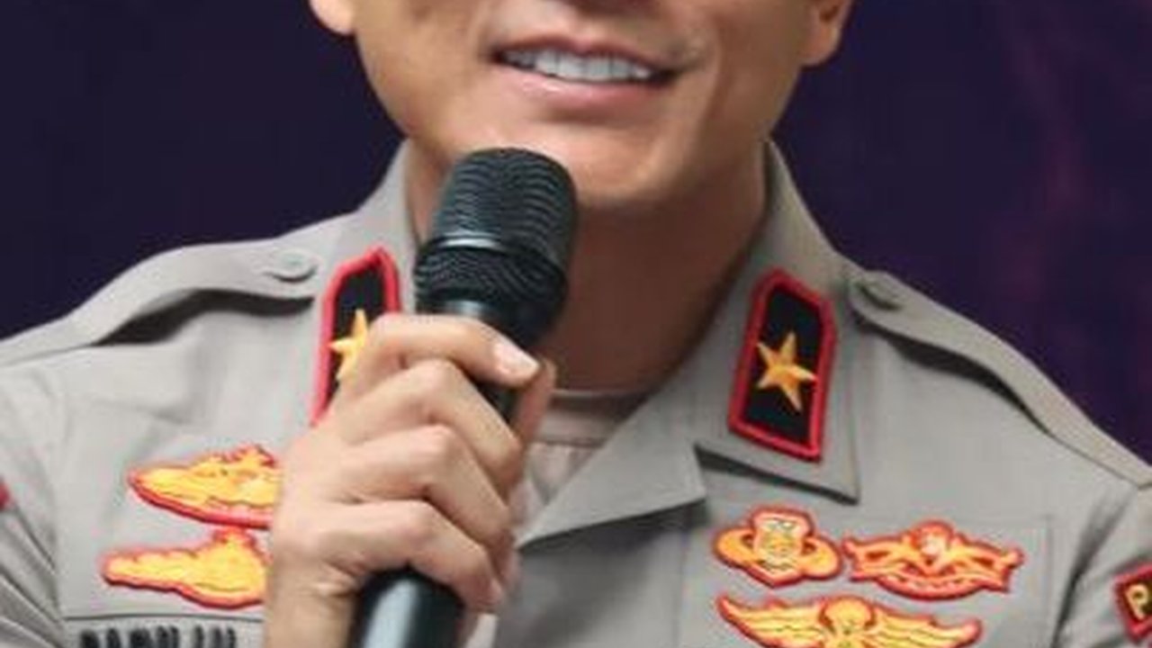 Wakapolda Banten Suapi Kue ke Tahanan yang Berulang Tahun di Bulan Agustus 'Di Hadapan Allah SWT Semua Sama'