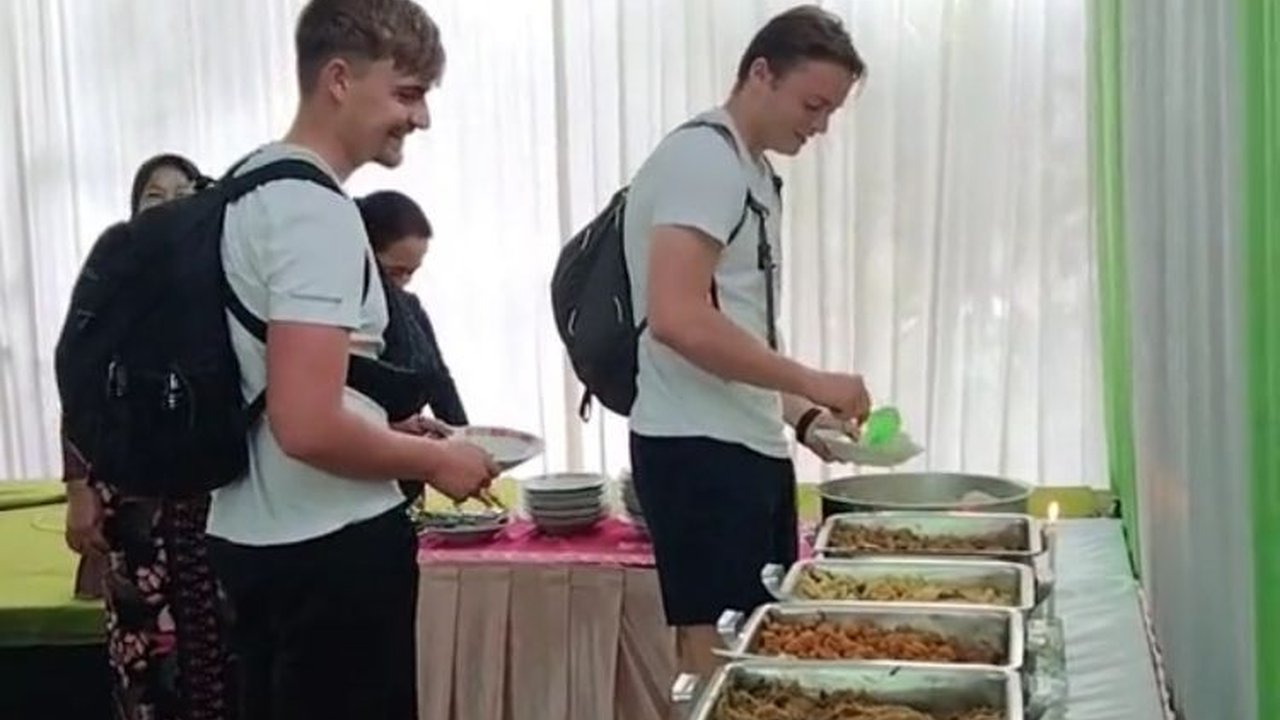 Sempat Bingung, Aksi Bule Diajak Makan di Acara Hajatan Warga Ini Curi Perhatian