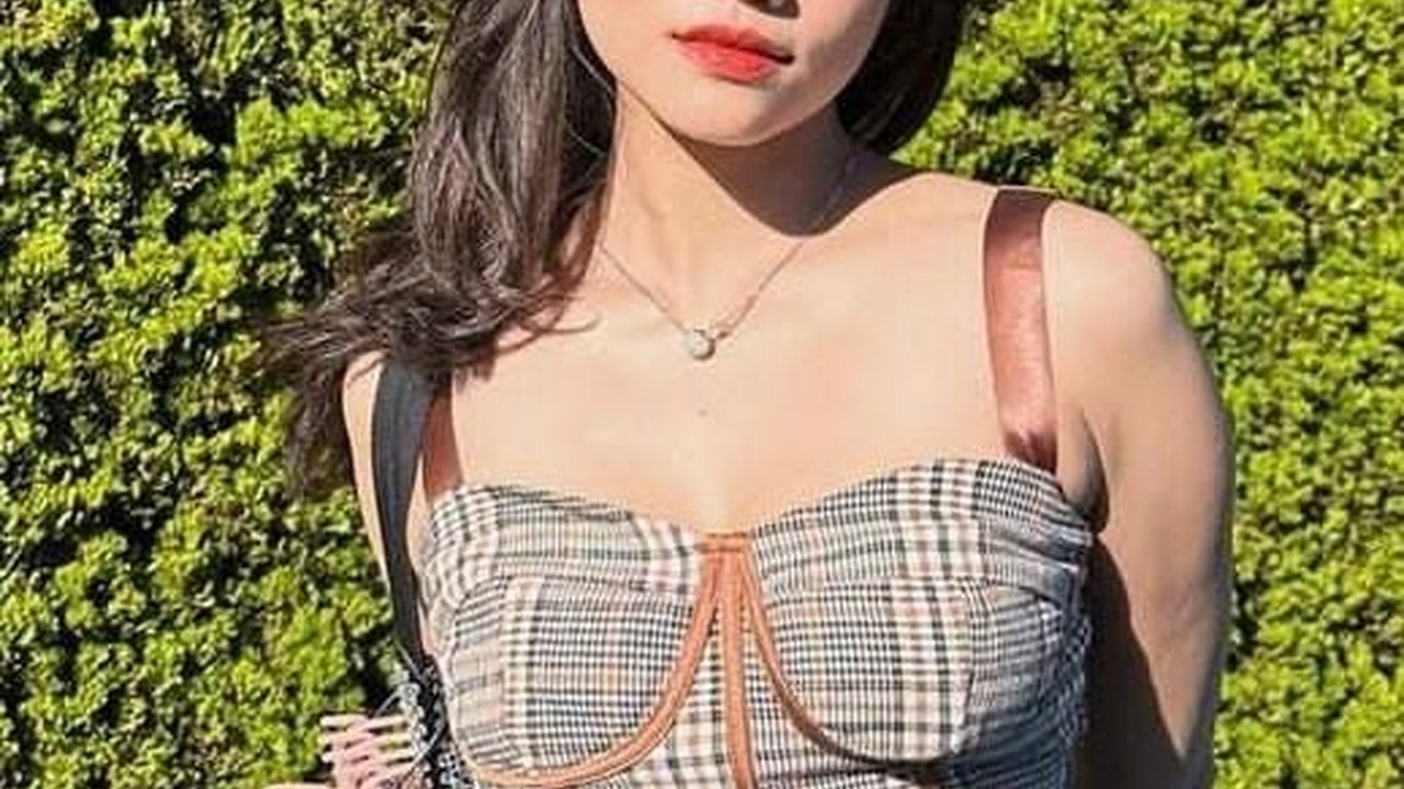 Tampil Cantik saat Liburan di Disneyland Jepang, Gaya Busana Fuji Tuai Banyak Kritik