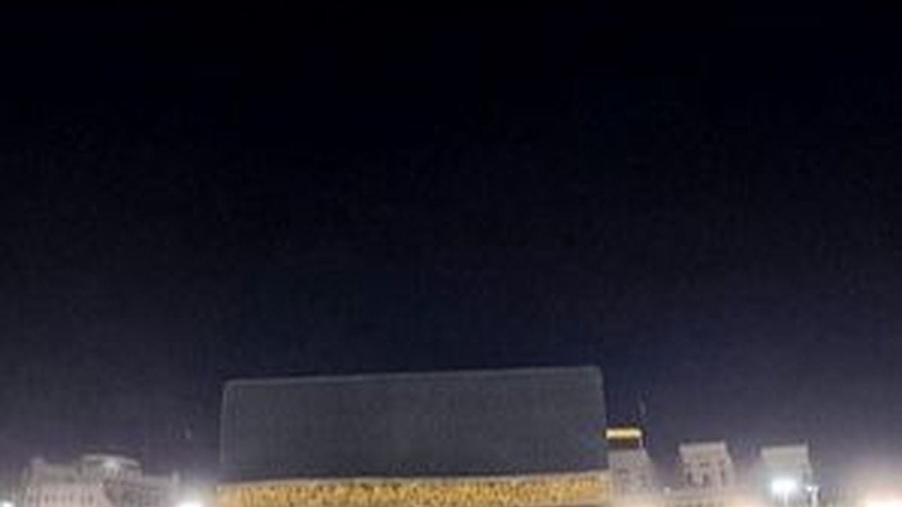 VIDEO: Viral Mencekam Hujan Badai di Makkah, Jemaah Umrah Sampai Terlempar Angin