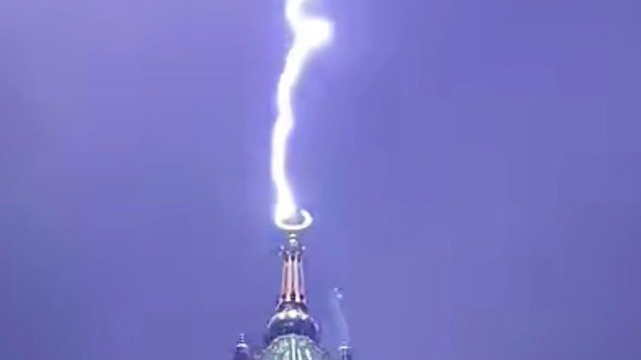 Penampakan Mengerikan Petir Menyambar Bulan Sabit di Atas Menara Jam Makkah, Guru Sekolah Wafat saat Badai