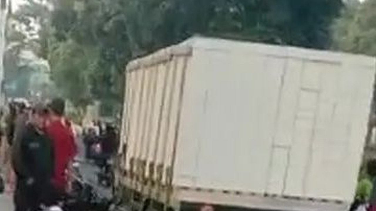 Dijaga Polisi, Pemotor Lawan Arah di TKP Kecelakaan Lenteng Agung Berkurang