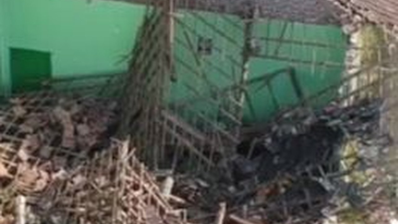 Potret Miris, Murid SD Terpaksa Berbagi Tempat Belajar dengan Ruang Guru Kerena Gedung Kelasnya Ambruk