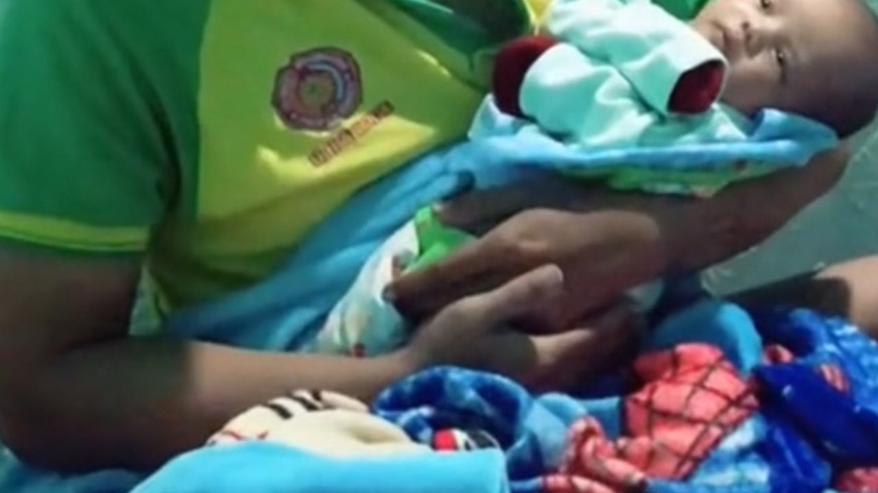 Viral Video Ayah Gendong Bayinya Sambil Terkantuk-Kantuk, Dibanjiri Curhatan Ibu-Ibu