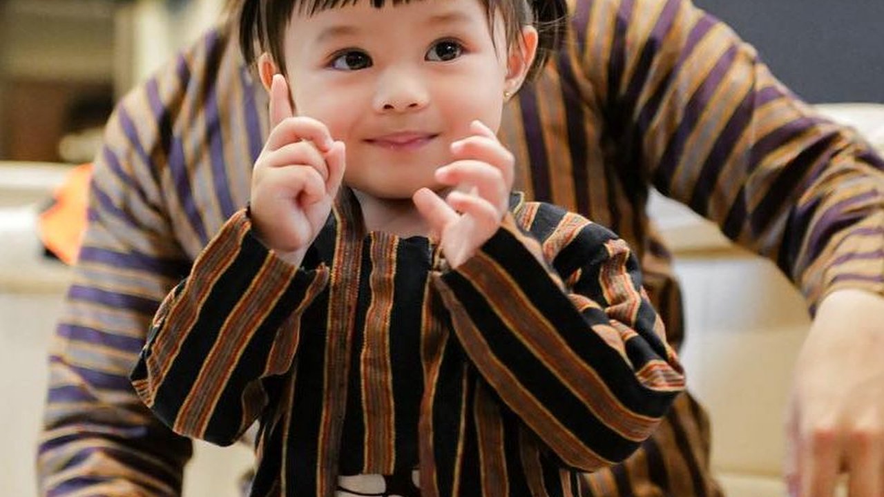 7 Potret Lucu Ameena Anak Atta Halilintar dan Aurel Kenakan Pakaian Adat Jawa, Super Gemas!