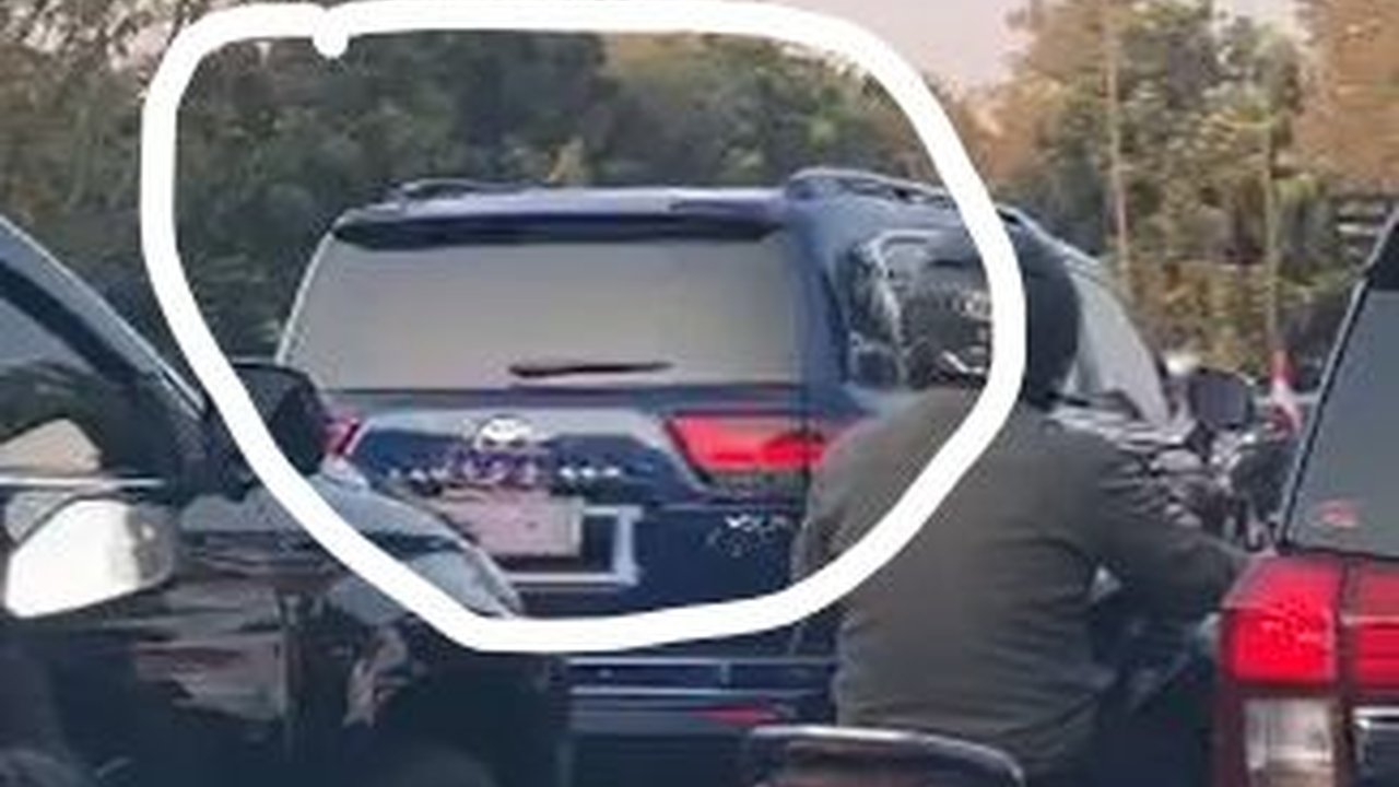 Pejabat Teladan! Mobil Petinggi TNI Tanpa Pengawal Tertib di Lampu Merah