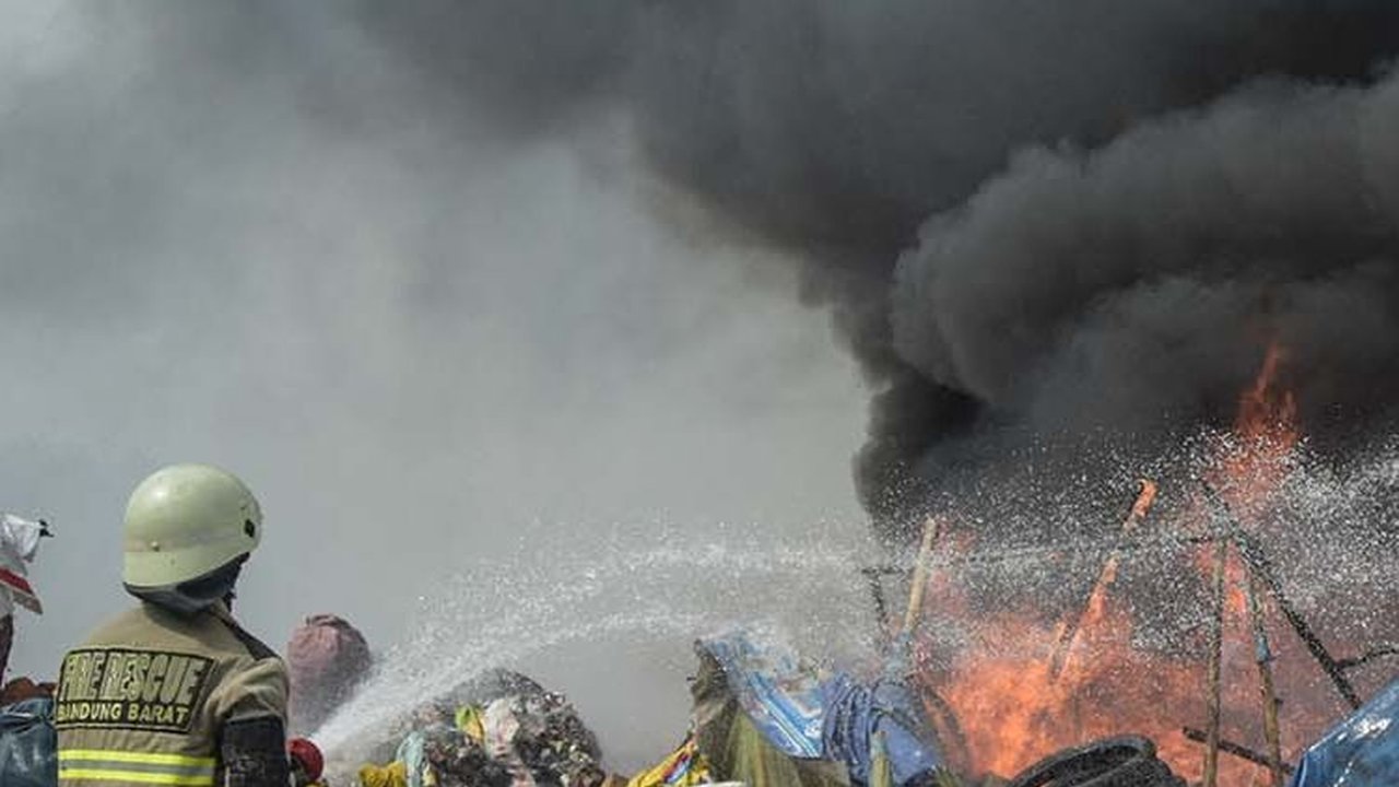 FOTO: Darurat! Begini Penampakan Gunung Sampah di TPA Sarimukti Bandung yang Terbakar Berhari-hari