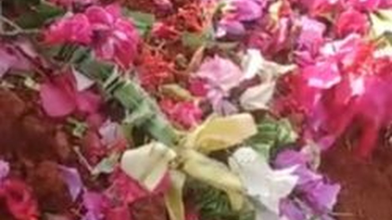 Menyayat Hati, ini Momen Pria Nyekar Mendiang Istrinya Sambil Curhat, 'Yang Kamu Tenang di Sana ya Yang'