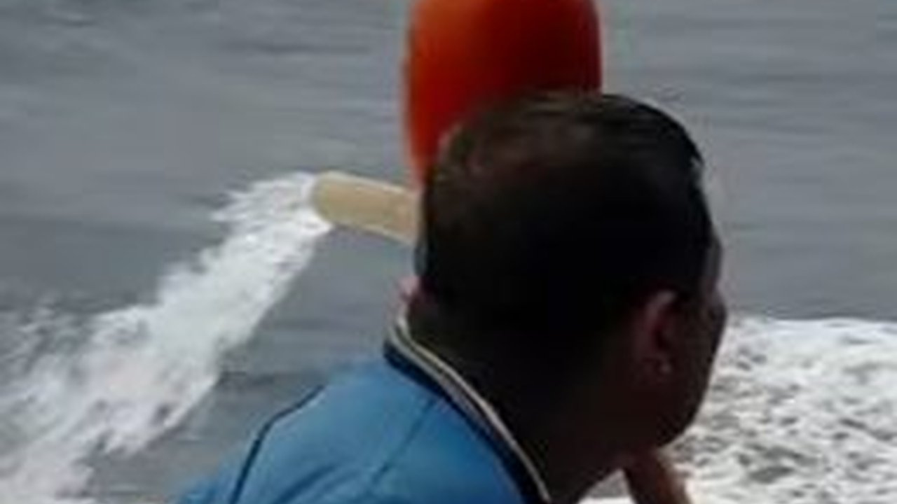 Demi Memenuhi Kebutuhan Keluarga, Para Nelayan Ini Rela Kehujanan di Kapal dan Terombang-ambing di Tengah Laut