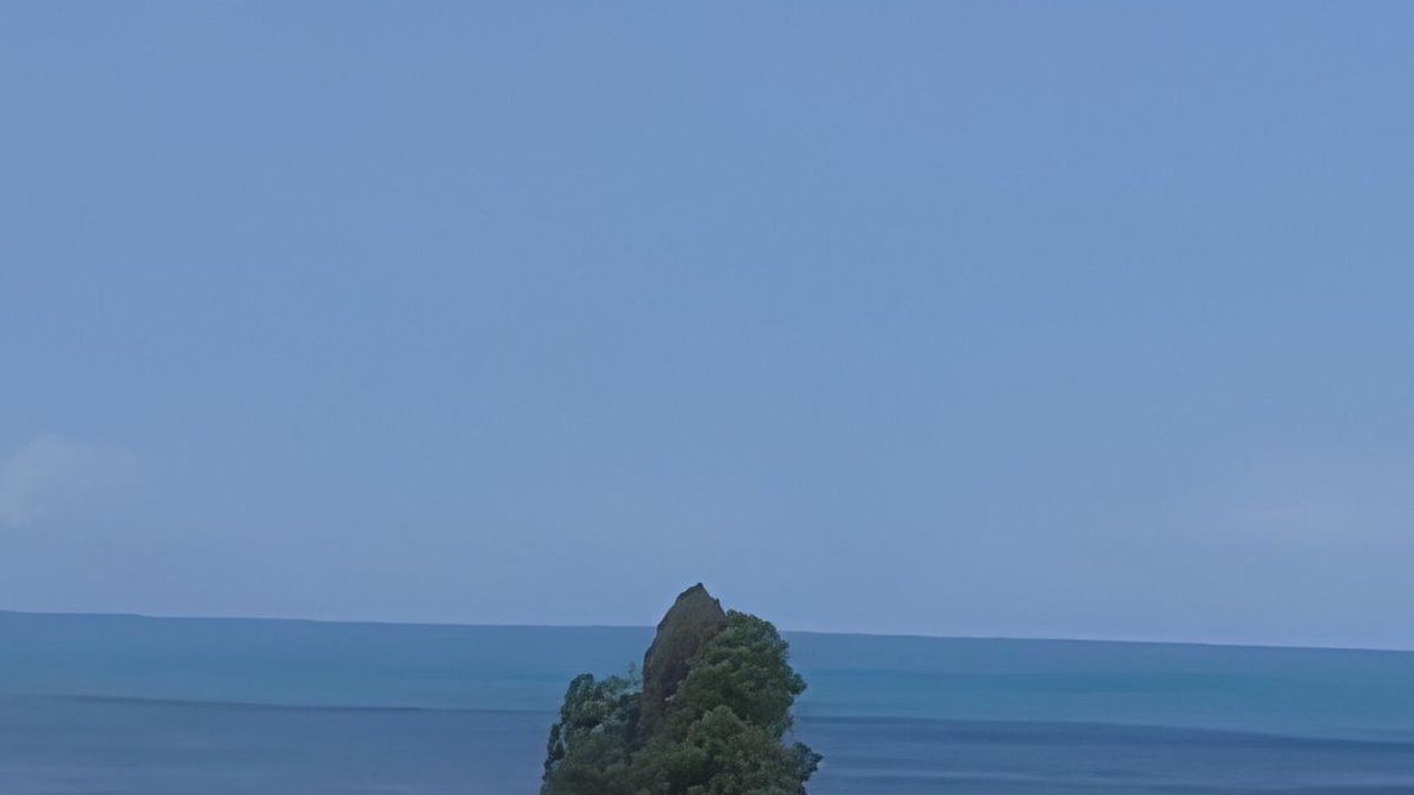 Disebut Tanah Lotnya Sukabumi, Begini Potret Eloknya Pantai Karang Gantungan