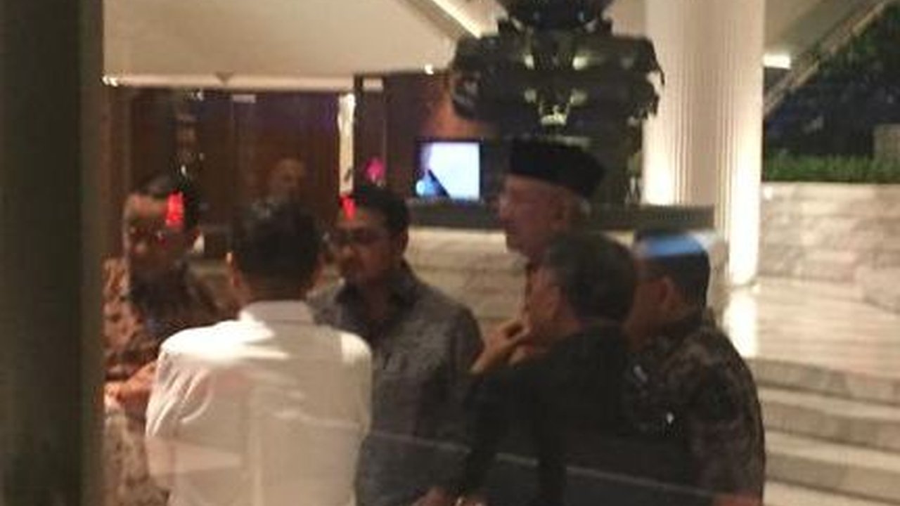 Momen Anies dan Tim 8 Bikin Formasi Melingkar, Salam Komando sambil Teriak Alhamdulillah tuntas!