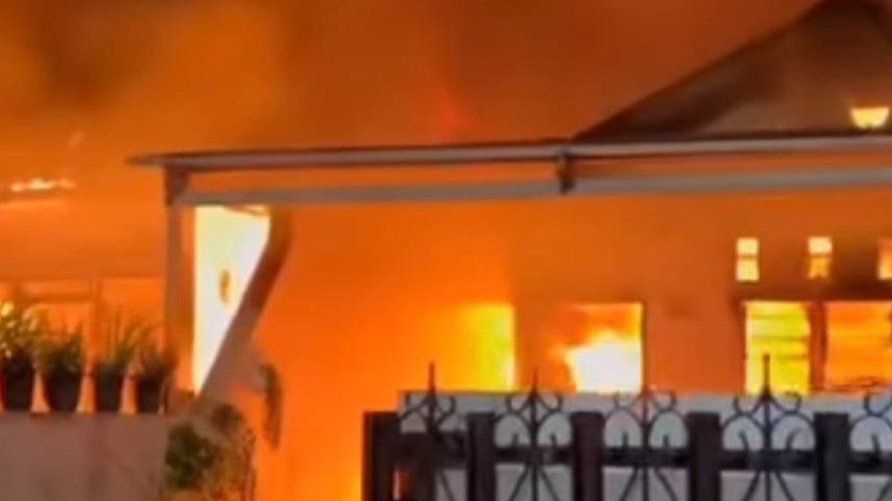 Diduga Akibat Korslet, Sebuah Gudang di Kompleks Bambu Duri Hangus Terbakar