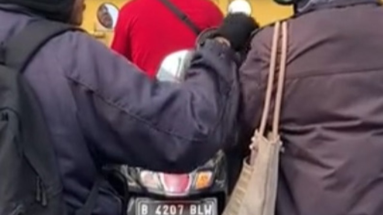 Terjebak Macet, Aksi Pasutri Pamitan di Jalan Ini Bikin Iri Pengendara Lain