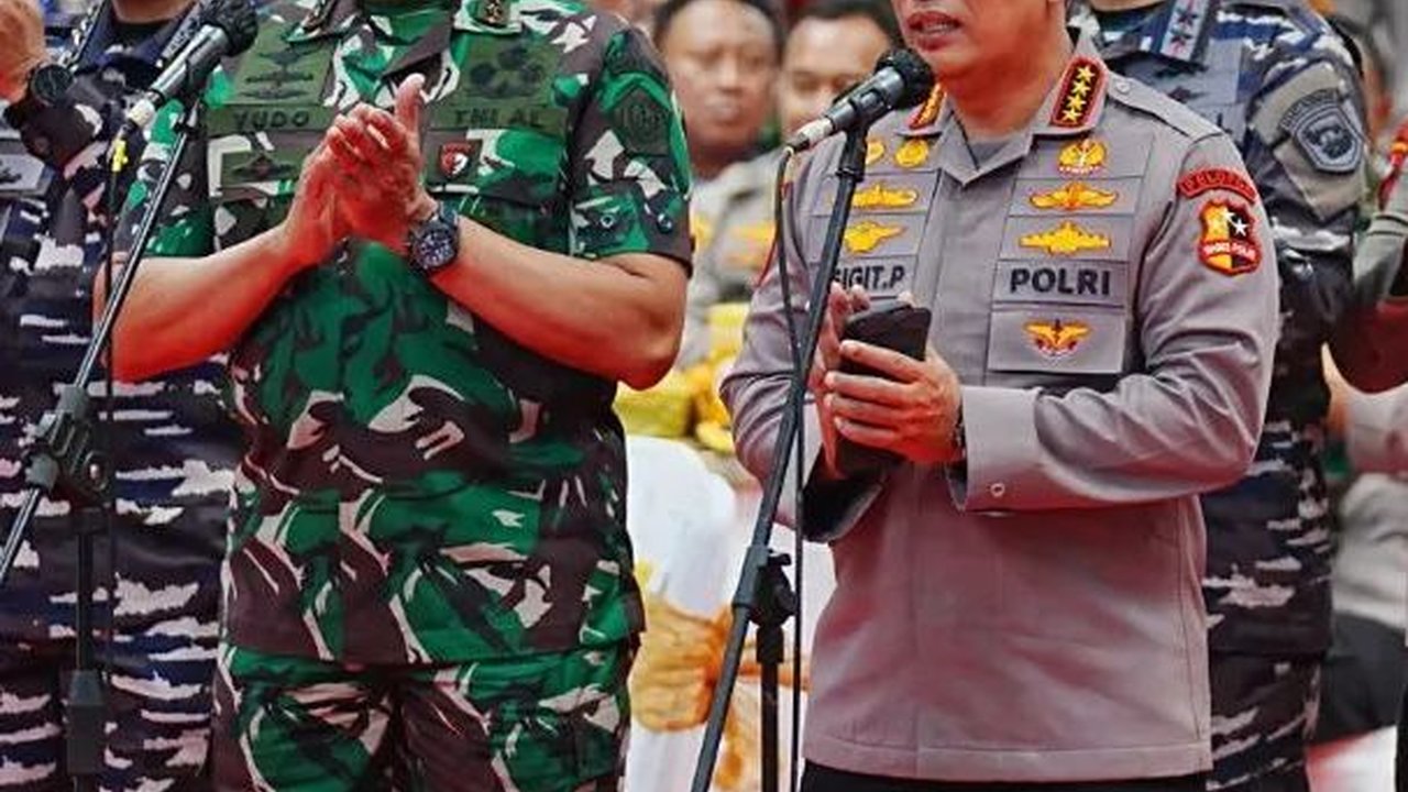 Nonton Wayang Kulit Bareng Kapolri, Penampilan Kece Panglima TNI Pakai Blangkon Curi Perhatian