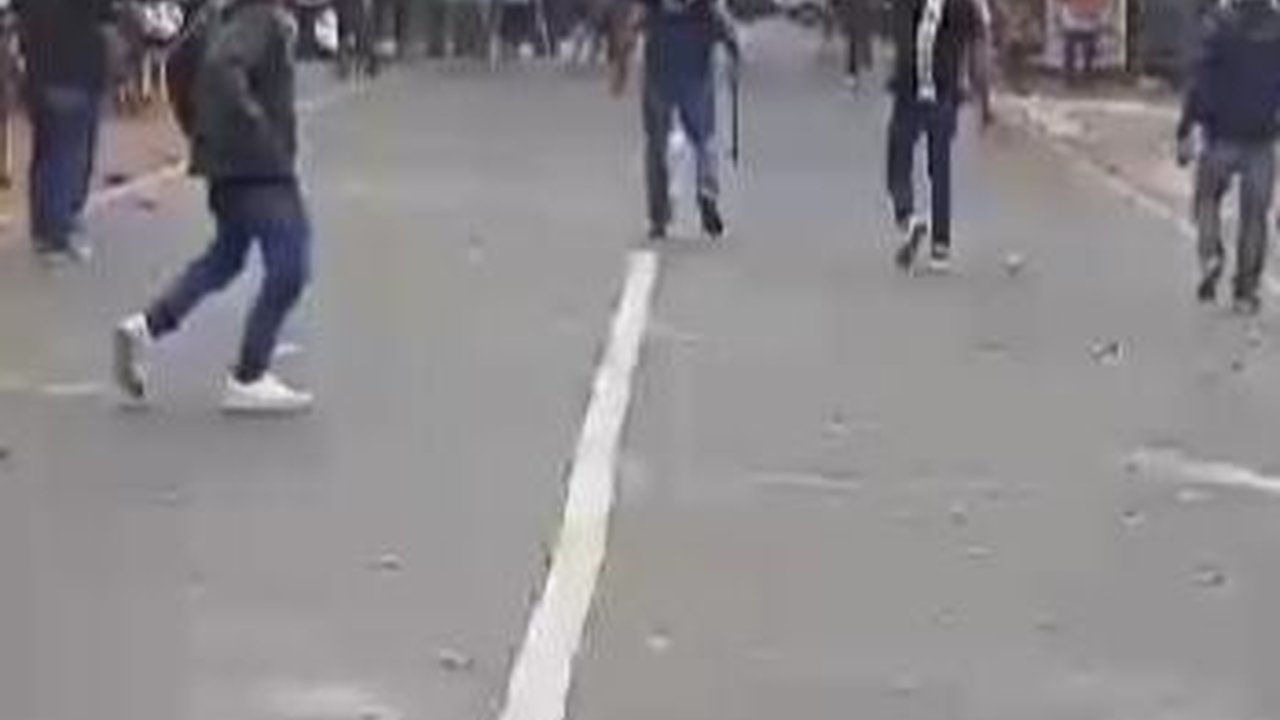 Potret Ricuh Dua Kelompok Bentrok di Jalan KSU Sukmajaya Depok