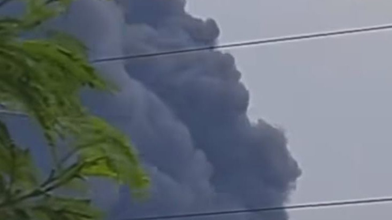 Penampakan Asap Hitam Tebal di Jalan Kalimalang Imbas Kebakaran Gudang Pallet dan Plastik