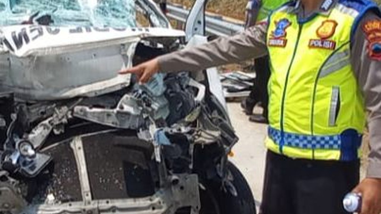 Mobil Jenazah Ringsek usai Tabrak Truk di Tol Semarang-Batang, Satu Orang Tewas