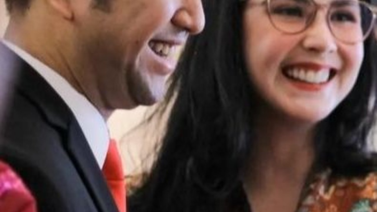 Kencan Tengah Malam Ala Wagub Ganteng dengan Istrinya yang Cantik, Makannya Mi Rebus sama Teh Manis