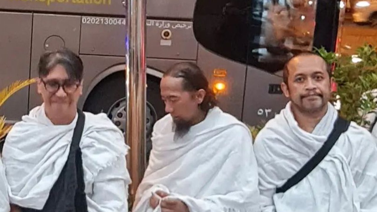 Penampakan Seluruh Personel Pas Band Berpakaian Ihram di Mekkah, Band Cadas Anak Saleh