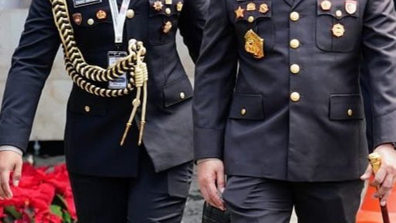 Momen Pak Bhabin Cegat Ajudan Kapolri, Nanya Isi Tas saat Dibuka Isinya Bikin Heran