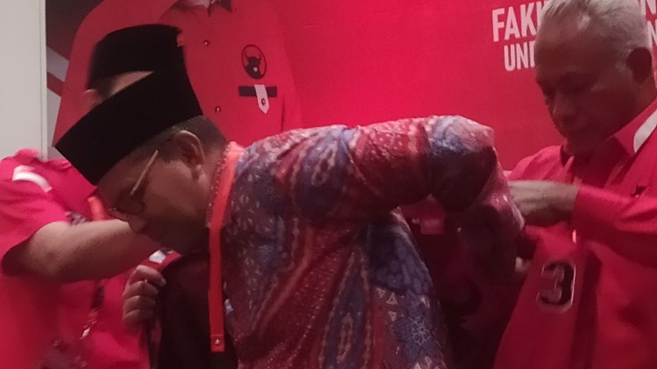 Momen Danny Pomanto 'Dipeluk' Jaket PDIP usai Keluar dari NasDem