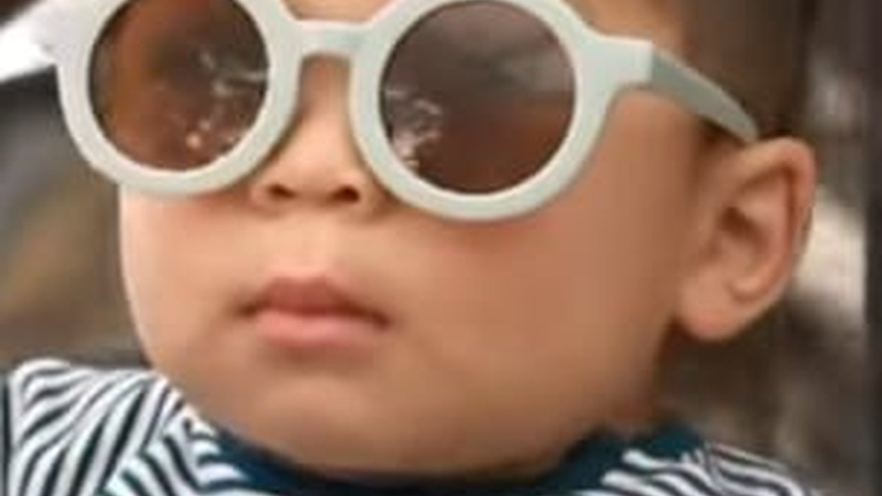 Gemas Maksimal, Intip Gaya Keren Baby Issa Pakai Kacamata Hitam Dibonceng Naik Motor sama Sang Ayah