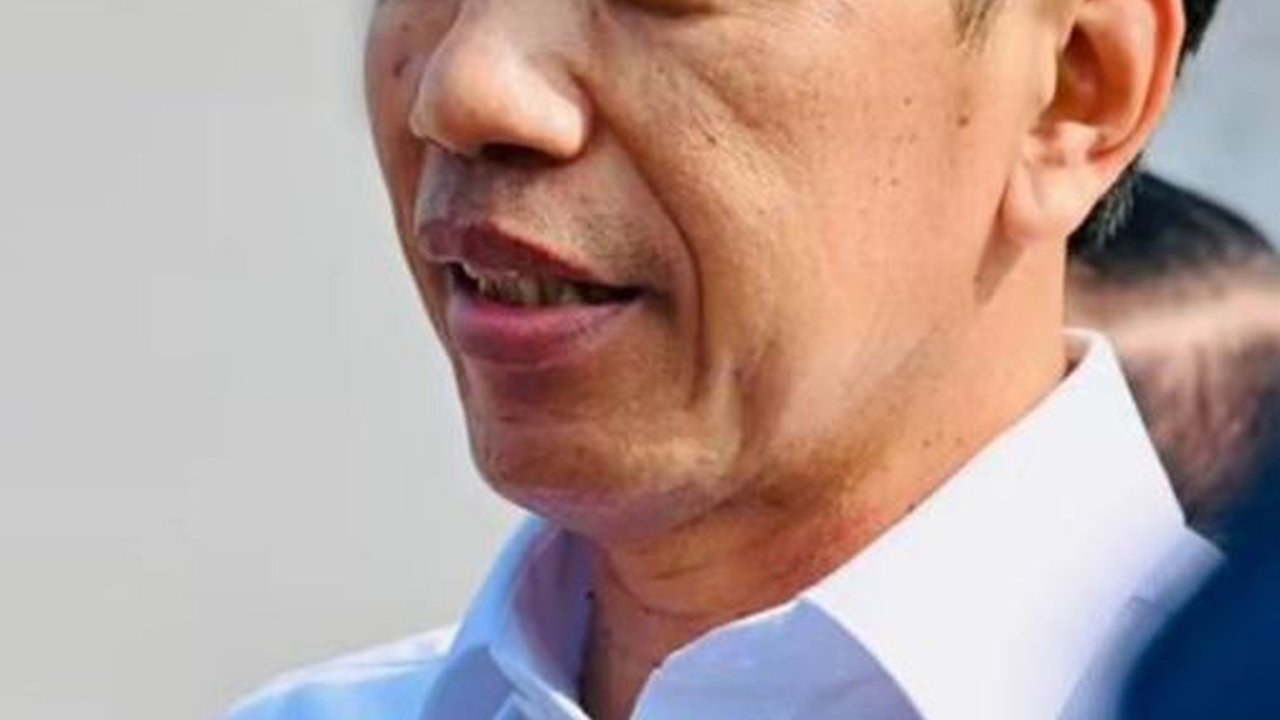 Nekat, Emak-emak di Medan Lempar Sandal dan Siramkan Air ke Presiden Jokowi, Ngamuk saat Ditindak Paspampres