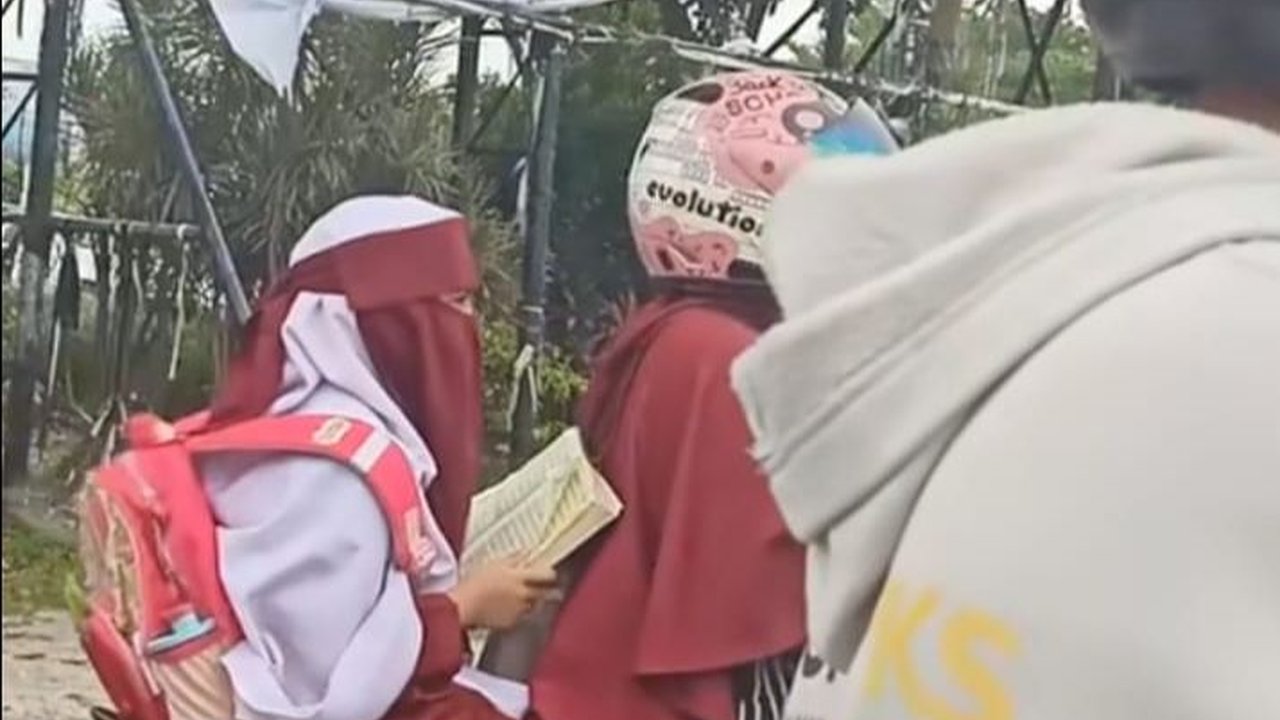 Viral Siswa SD Baca Al-Qur’an di Atas Motor saat Terjebak Lampu Merah, Bikin Warganet Kagum